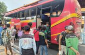 Para penumpang bus saat berada di Terminal Purabaya Bungurasih, Jumat (5/4/2024). Foto: Risky suarasurabaya.net