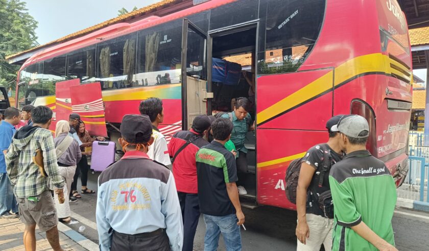 Para penumpang bus saat berada di Terminal Purabaya Bungurasih, Jumat (5/4/2024). Foto: Risky suarasurabaya.net