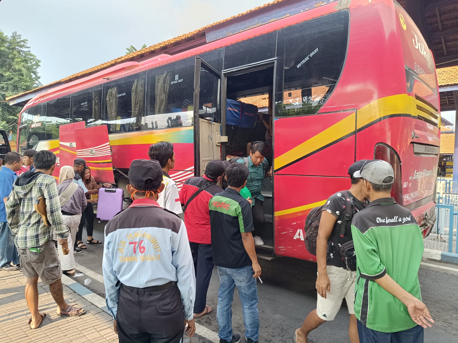 Para penumpang bus saat berada di Terminal Purabaya Bungurasih, Jumat (5/4/2024). Foto: Risky suarasurabaya.net