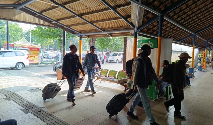Masyarakat saat memadati Terminal Purabaya di puncak hari mudik lebaran, Jumat (5/4/2024). Foto: Risky suarasurabaya.net