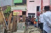 Eri Cahyadi Wali Kota Surabaya bersama jajaran tinjau pengerjaan box culvert di Dukuh Kupang Barat I, Jumat (5/4/2024). Foto: Meilita suarasurabaya.net