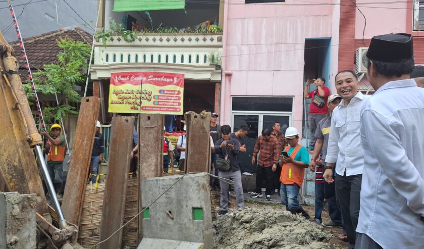 Eri Cahyadi Wali Kota Surabaya bersama jajaran tinjau pengerjaan box culvert di Dukuh Kupang Barat I, Jumat (5/4/2024). Foto: Meilita suarasurabaya.net