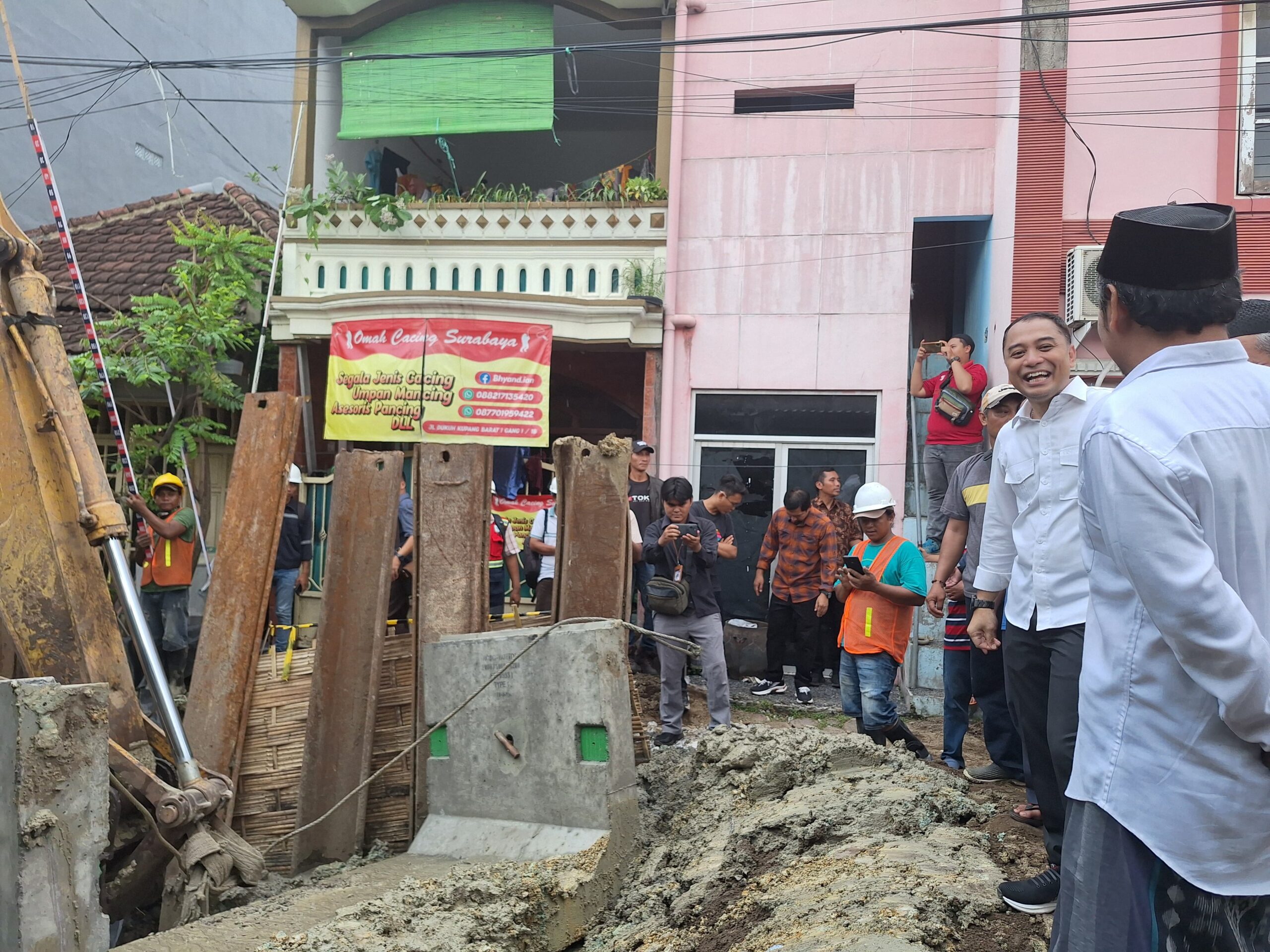 Eri Cahyadi Wali Kota Surabaya bersama jajaran tinjau pengerjaan box culvert di Dukuh Kupang Barat I, Jumat (5/4/2024). Foto: Meilita suarasurabaya.net