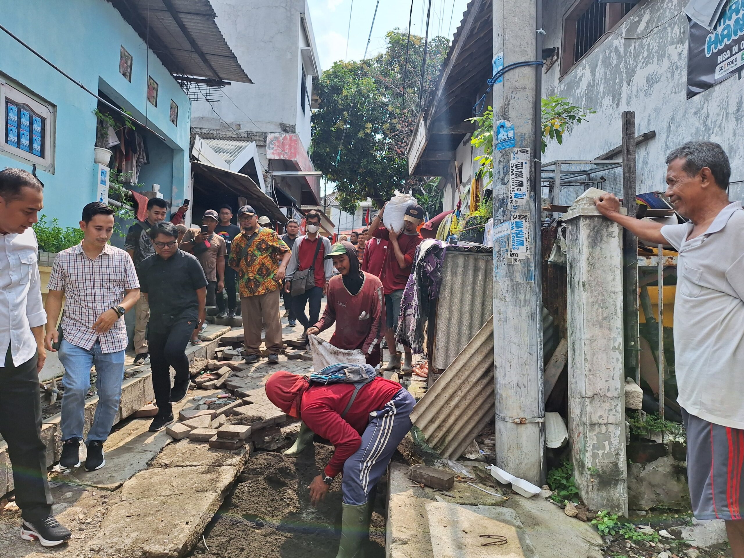 Eri Cahyadi Wali Kota Surabaya meninjau titik banjir rutinan di Dukuh Kupang, Jumat (5/4/2024). Foto: Meilita suarasurabaya.net