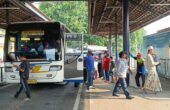 Para penumpang saat turun bus di Terminal Purabaya Bungurasih, Jumat (5/4/2024). Foto: Risky suarasurabaya.net