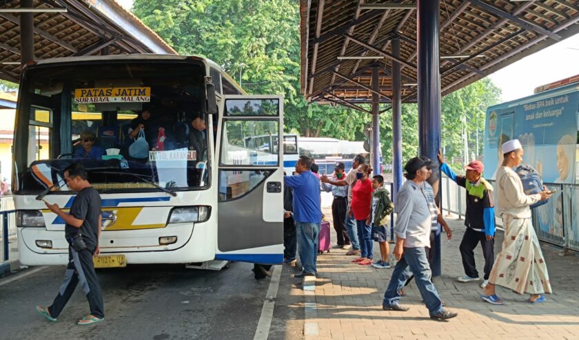 Para penumpang saat turun bus di Terminal Purabaya Bungurasih, Jumat (5/4/2024). Foto: Risky suarasurabaya.net