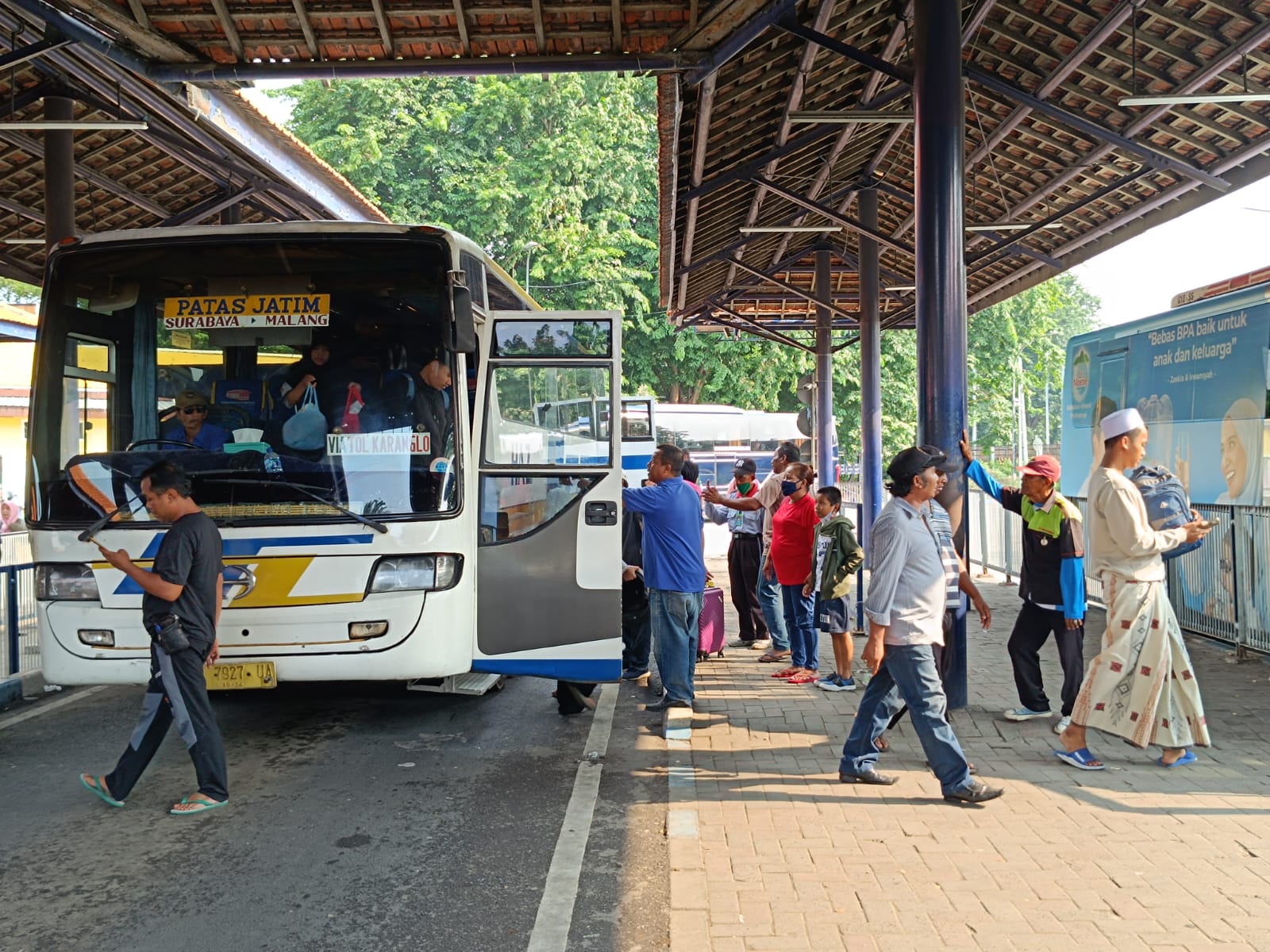 Para penumpang saat turun bus di Terminal Purabaya Bungurasih, Jumat (5/4/2024). Foto: Risky suarasurabaya.net