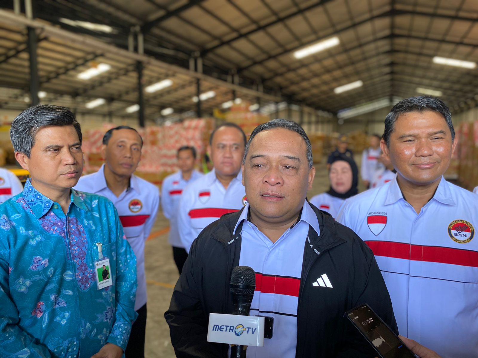 Benny Rhamdani Kepala BP2MI waktu melakukan peninjauan di pergudangan kawasan Tambak Osowilangun, Surabaya, Jumat (5/4/2024). Foto: Wildan suarasurabaya.net