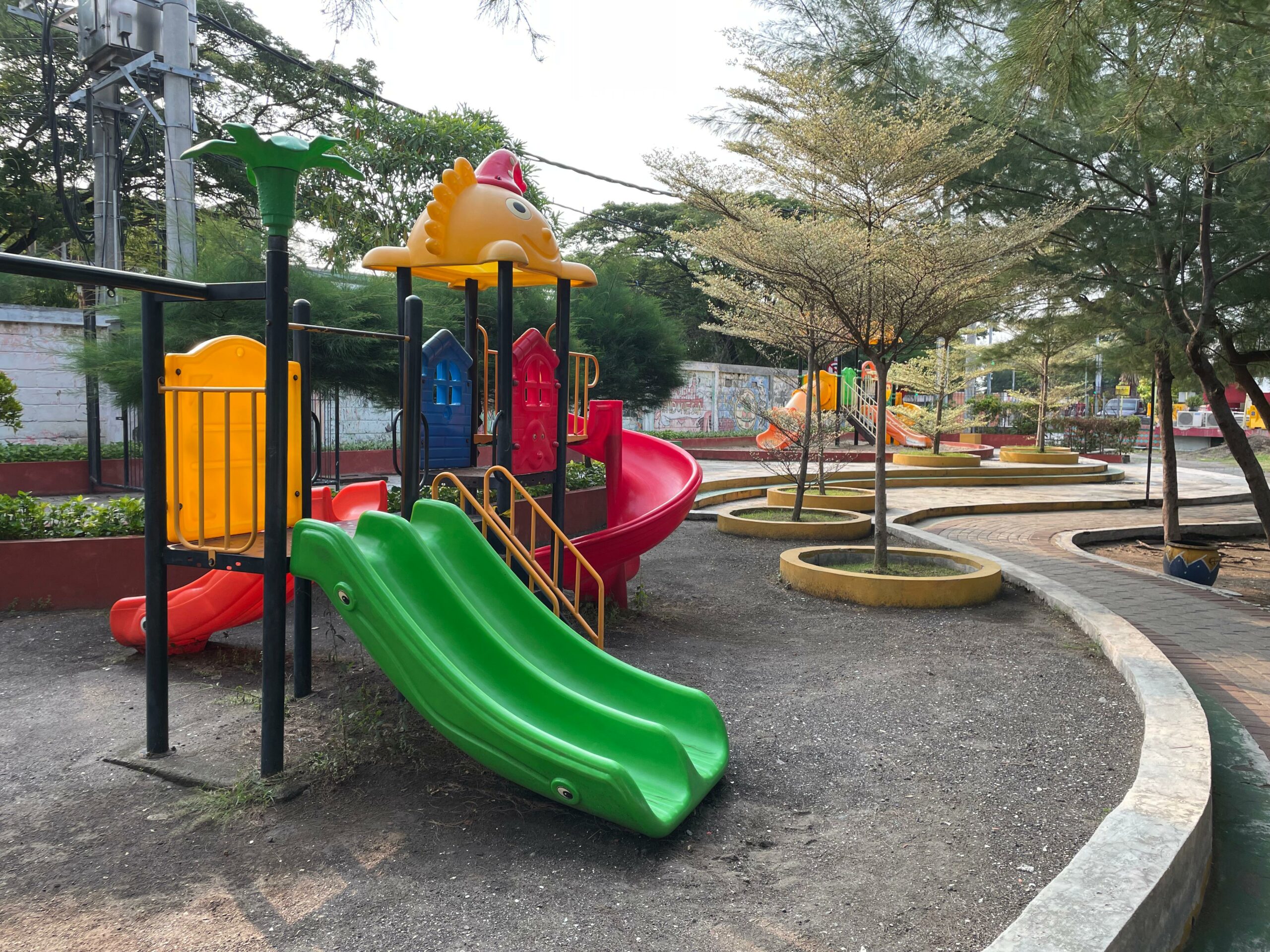 Area taman anak-anak di THP Kenjeran, Jumat (5/4/2024). Foto: Firman magang suarasurabaya.net