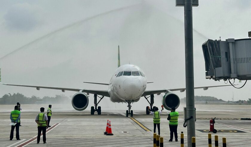 Penerbangan perdana pesawat dengan nomor penerbangan QG752 asal Bandara Soekarno-Hatta yang mendarat di Bandara Dhoho Kediri pada Jumat (5/2/2024). Foto: Angkasa Pura I.