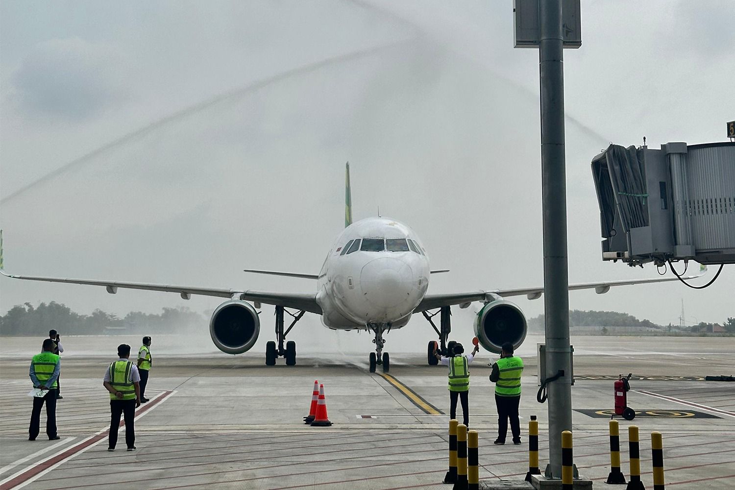 Penerbangan perdana pesawat dengan nomor penerbangan QG752 asal Bandara Soekarno-Hatta yang mendarat di Bandara Dhoho Kediri pada Jumat (5/2/2024). Foto: Angkasa Pura I.