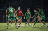 Bruno Moreira pemain asing Persebaya sedang menguasai bola dalam sesi latihan Persebaya. Foto: Persebaya