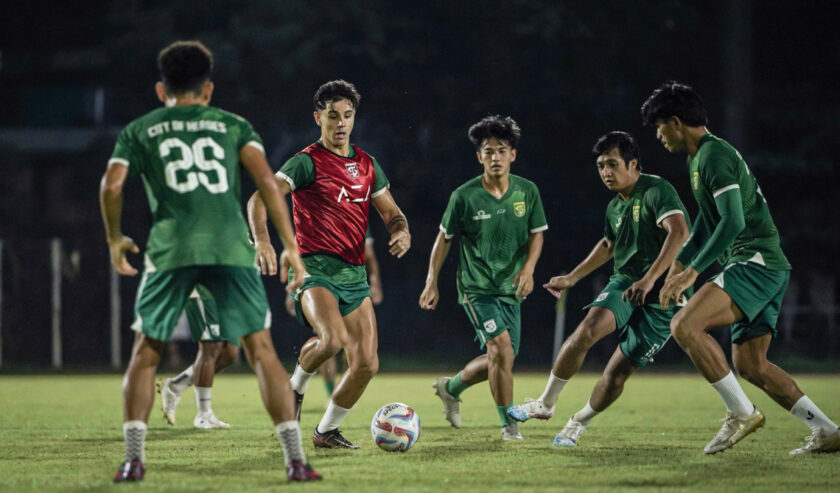 Bruno Moreira pemain asing Persebaya sedang menguasai bola dalam sesi latihan Persebaya. Foto: Persebaya