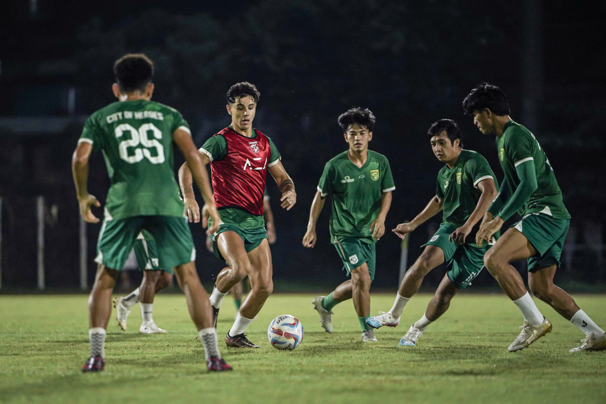 Bruno Moreira pemain asing Persebaya sedang menguasai bola dalam sesi latihan Persebaya. Foto: Persebaya