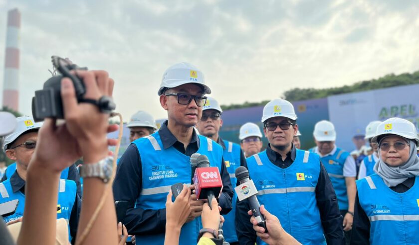 Darmawan Prasodjo Direktur Utama PT PLN (Persero) saat diwawancarai media usai memimpin apel siaga kelistrikan di Gresik, Sabtu (5/4/2024). Foto: Meilita suarasurabaya.net