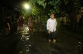 Eri Cahyadi Wali Kota Surabaya saat memantau banjir di Wisma Tengger Benowo, Jumat (5/4/2024). Foto: Diskominfo Kota Surabaya