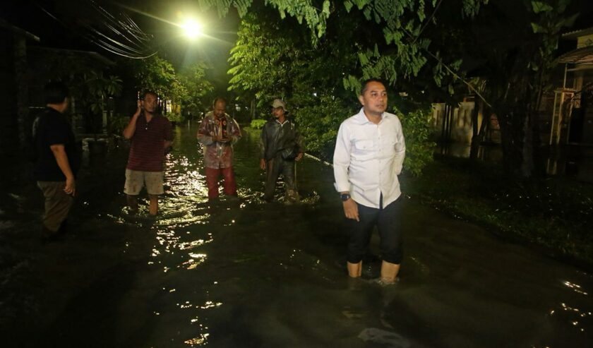 Eri Cahyadi Wali Kota Surabaya saat memantau banjir di Wisma Tengger Benowo, Jumat (5/4/2024). Foto: Diskominfo Kota Surabaya