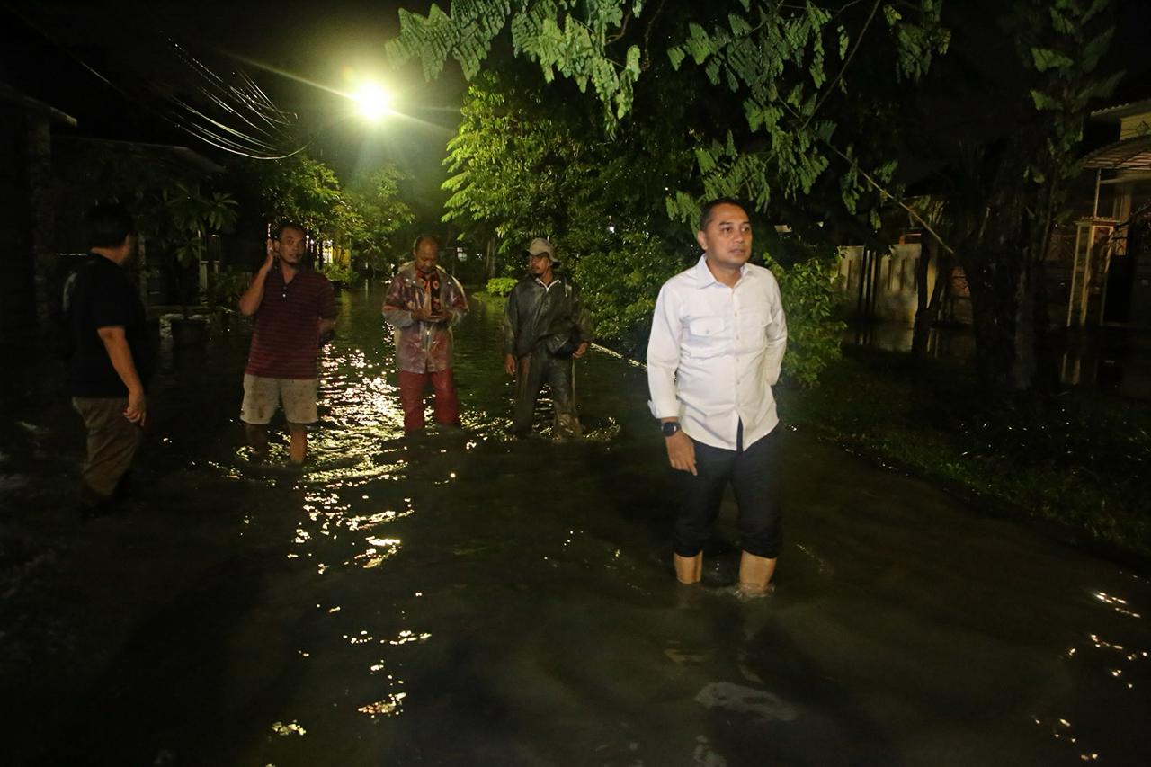 Eri Cahyadi Wali Kota Surabaya saat memantau banjir di Wisma Tengger Benowo, Jumat (5/4/2024). Foto: Diskominfo Kota Surabaya