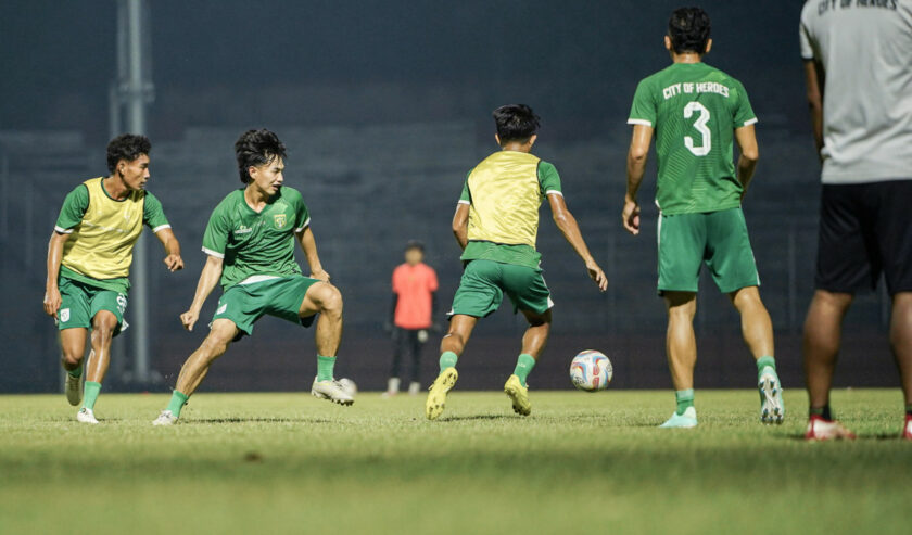 Muhammad Iqbal pemain Persebaya saat menjalani latihan bersama. Foto: Persebaya