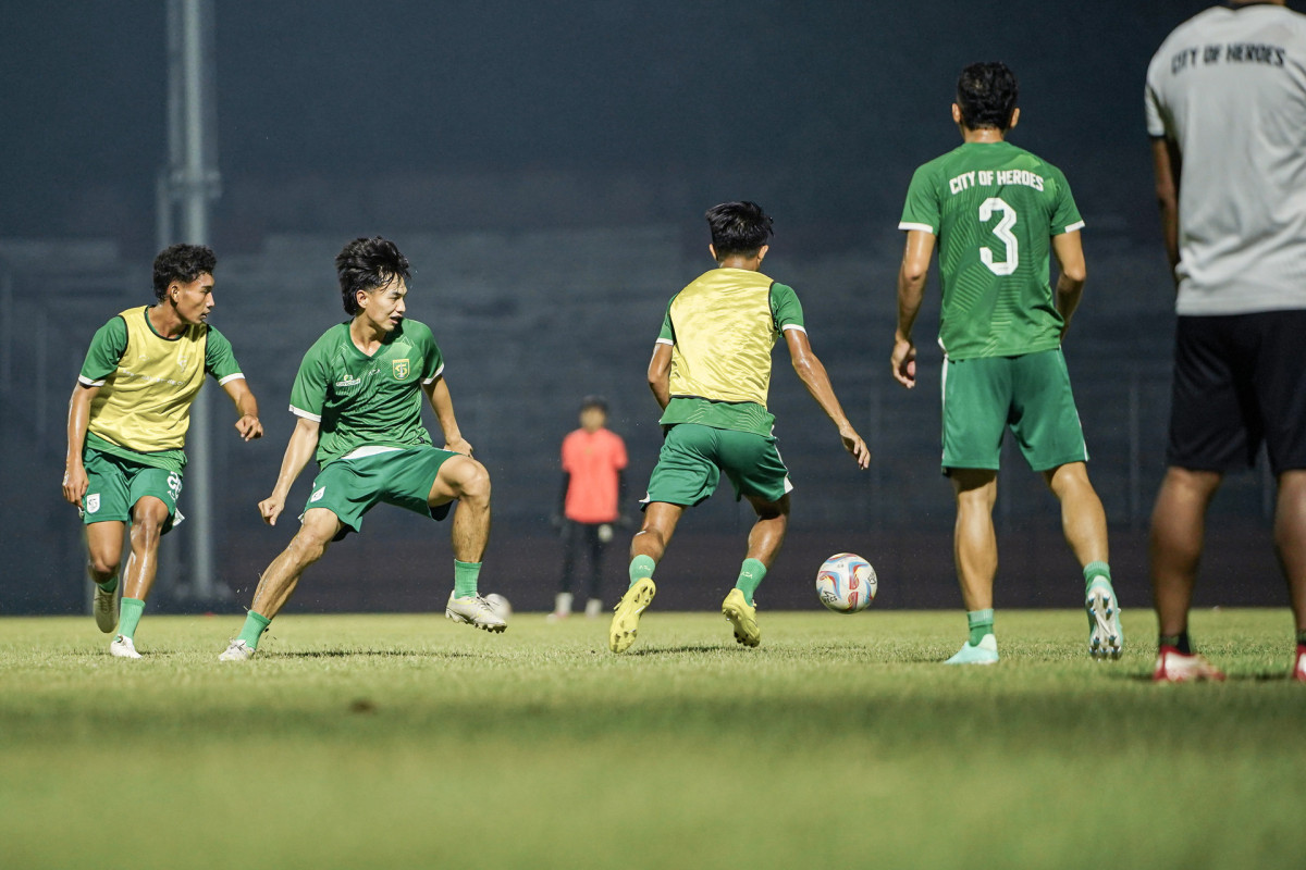 Muhammad Iqbal pemain Persebaya saat menjalani latihan bersama. Foto: Persebaya