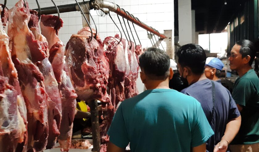 Stan pedagang daging di Pasar Pucang Anom Kota Surabaya, saat di serbu pembeli, Minggu (7/4/2024). Foto: Ikke magang suarasurabaya.net