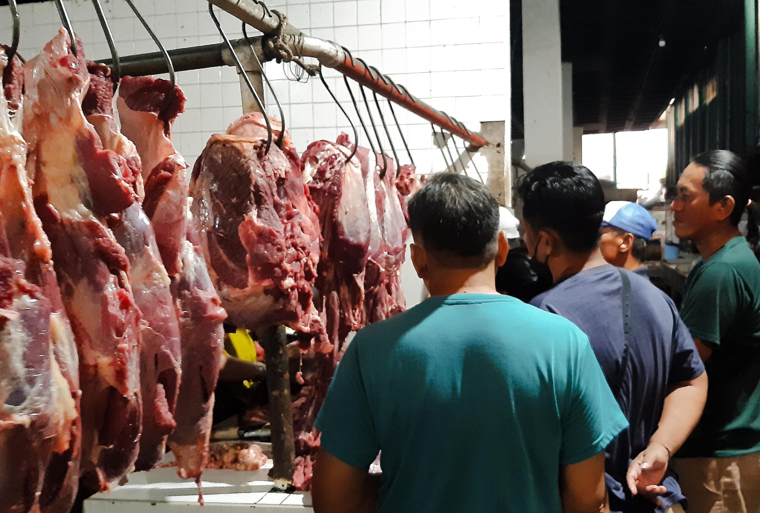 Stan pedagang daging di Pasar Pucang Anom Kota Surabaya, saat di serbu pembeli, Minggu (7/4/2024). Foto: Ikke magang suarasurabaya.net