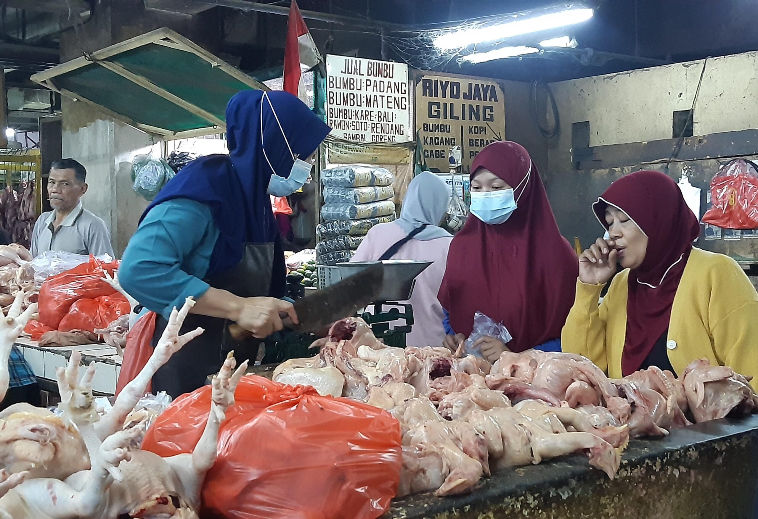 Transaksi jual beli ayam potong di Pasar Wonokromo, Minggu (7/4/2024). Foto: Ikke magang suarasurabaya.net