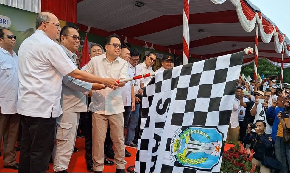 Adhy Karyono Pj Gubernur Jatim waktu memberangkatkan bus mudik gratis di depan kantor Dishub Jatim, Minggu (7/4/2024). Foto: Istimewa