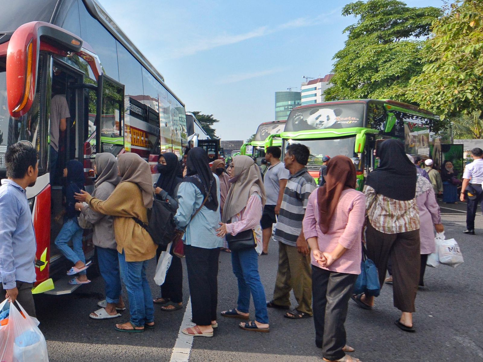 Suasana peserta mudik gratis yang akan naik ke armada bus di depan Kantor Dishub Jatim menjelang keberangkatan, Minggu (7/4/2024). Foto: Istimewa