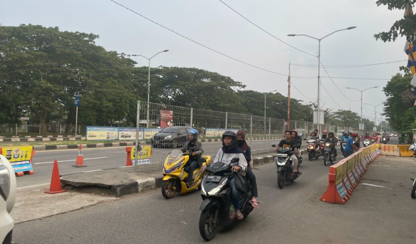 Beberapa kendaraan roda dua yang hendak melewati kawasan Suramadu pada H-3 lebaran Idulfitri, Minggu (7/4/2024). Foto: Firman magang suarasurabaya.net