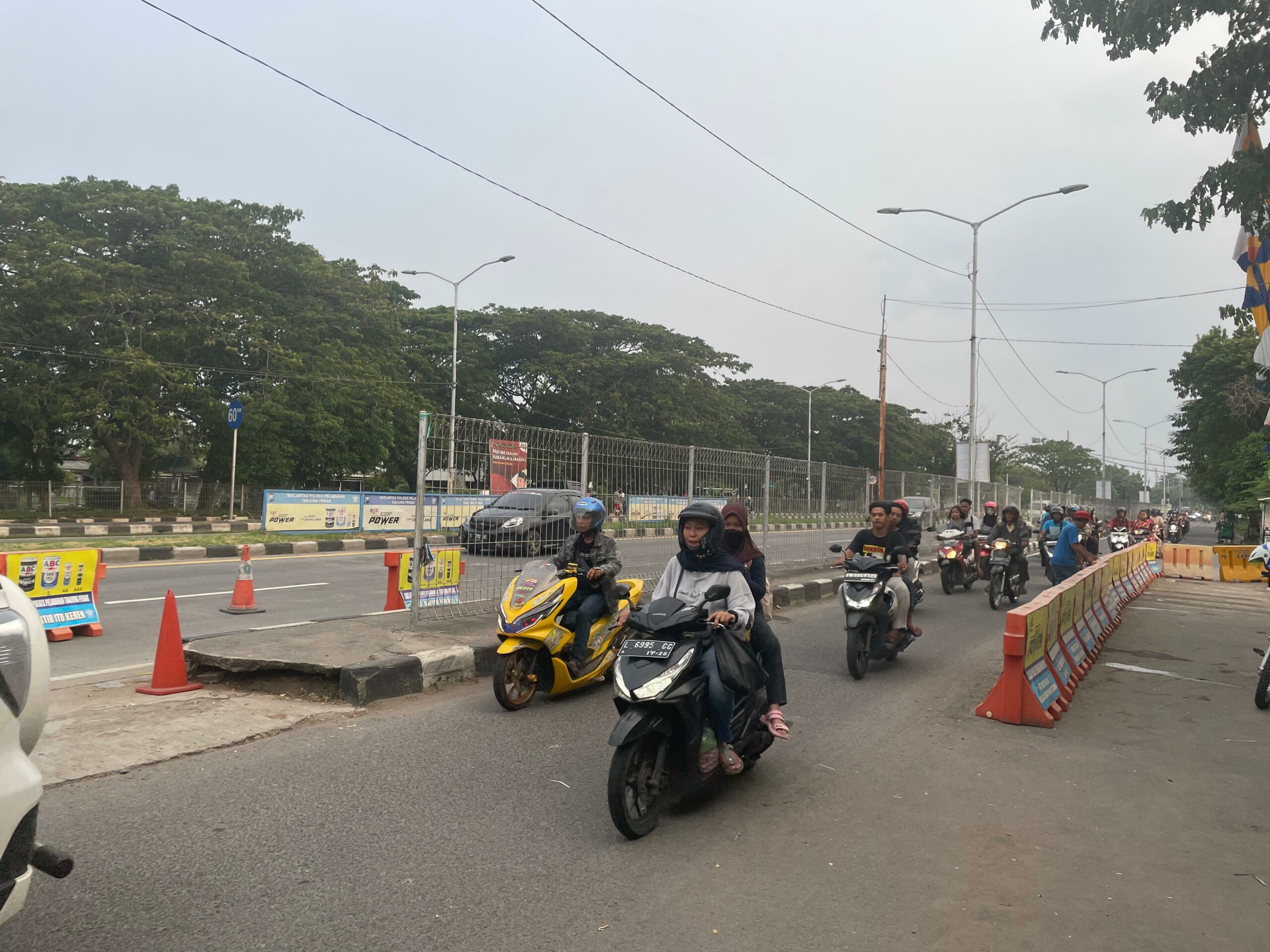 Beberapa kendaraan roda dua yang hendak melewati kawasan Suramadu pada H-3 lebaran Idulfitri, Minggu (7/4/2024). Foto: Firman magang suarasurabaya.net