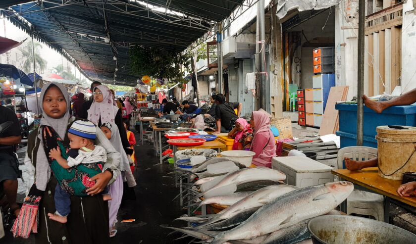 Ramai pengunjung di Pasar Bandeng Kawak 2024 di Jalan Samanhudi, Gresik, Senin (8/4/2024). Foto: Ikke magang suarasurabaya.net