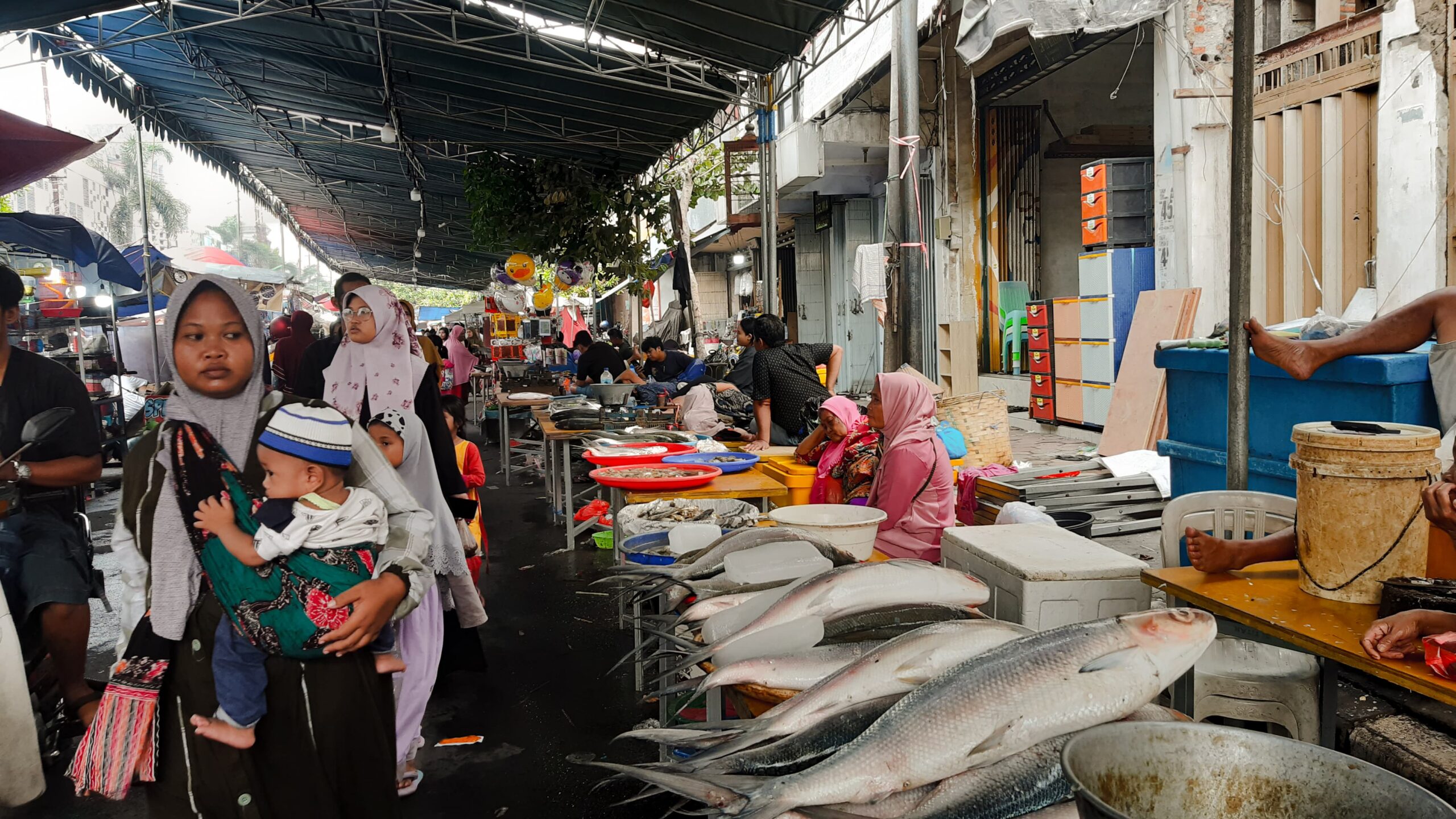 Ramai pengunjung di Pasar Bandeng Kawak 2024 di Jalan Samanhudi, Gresik, Senin (8/4/2024). Foto: Ikke magang suarasurabaya.net