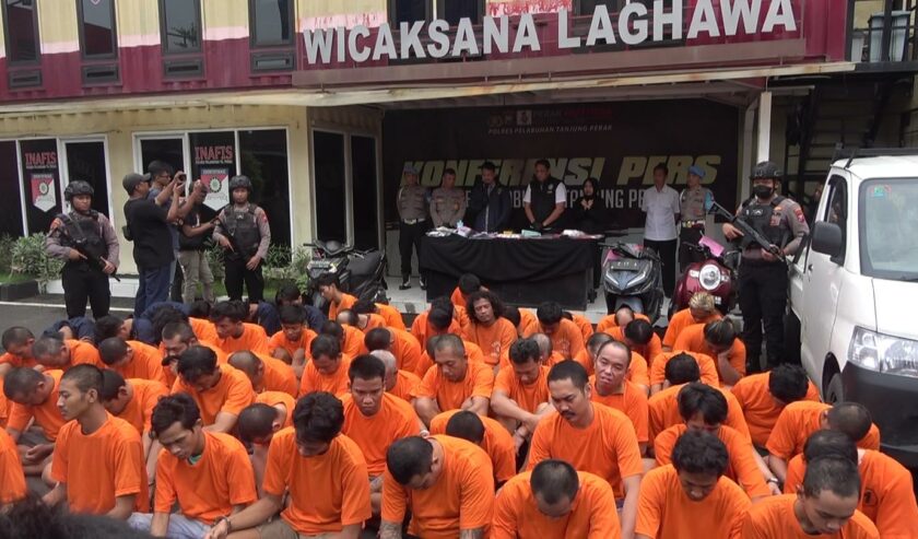 Polres Tanjung Perak meringkus 60 tersangka kasus penyakit masyarakat selama Operasi Pekat Semeru 2024 di Polres Tanjung Perak Surabaya, Senin (8/4/1024). Foto: Istimewa