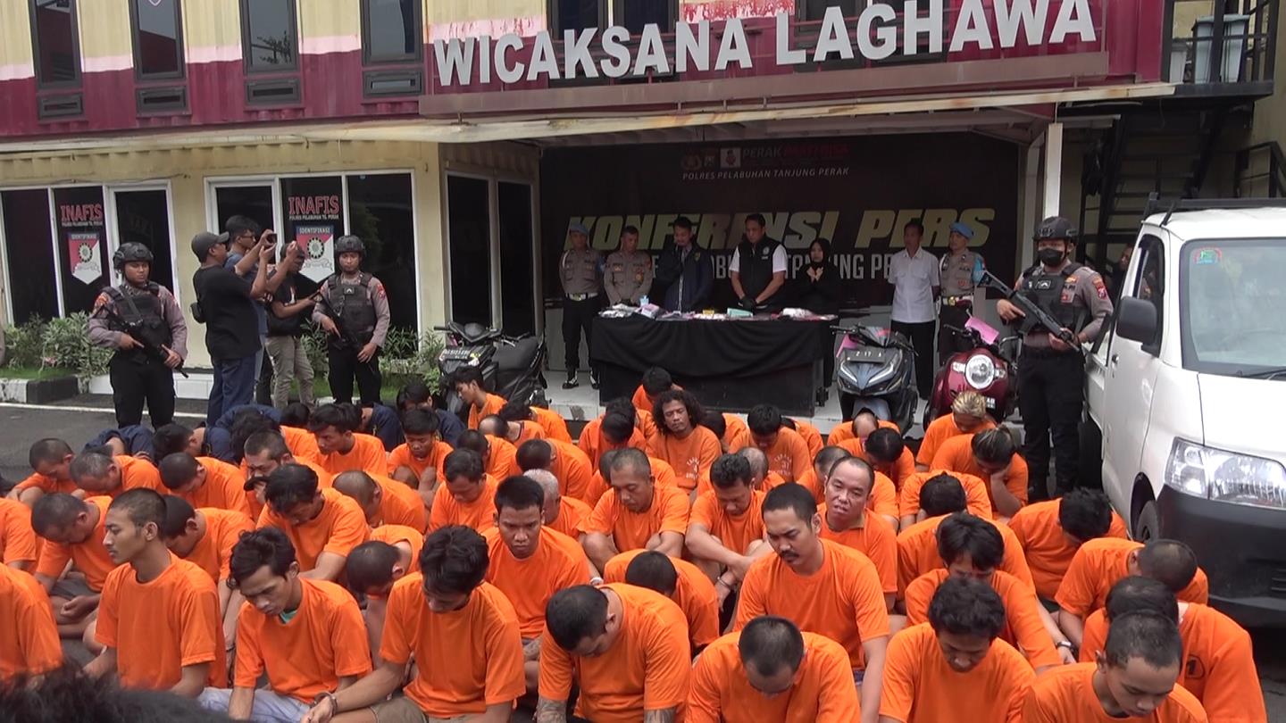 Polres Tanjung Perak meringkus 60 tersangka kasus penyakit masyarakat selama Operasi Pekat Semeru 2024 di Polres Tanjung Perak Surabaya, Senin (8/4/1024). Foto: Istimewa