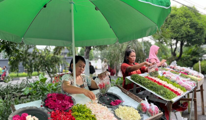 Sederet penjual bunga makam di Makam Ngagel Rejo Surabaya, Selasa (9/4/2024). Foto: Meilita suarasurabaya.net