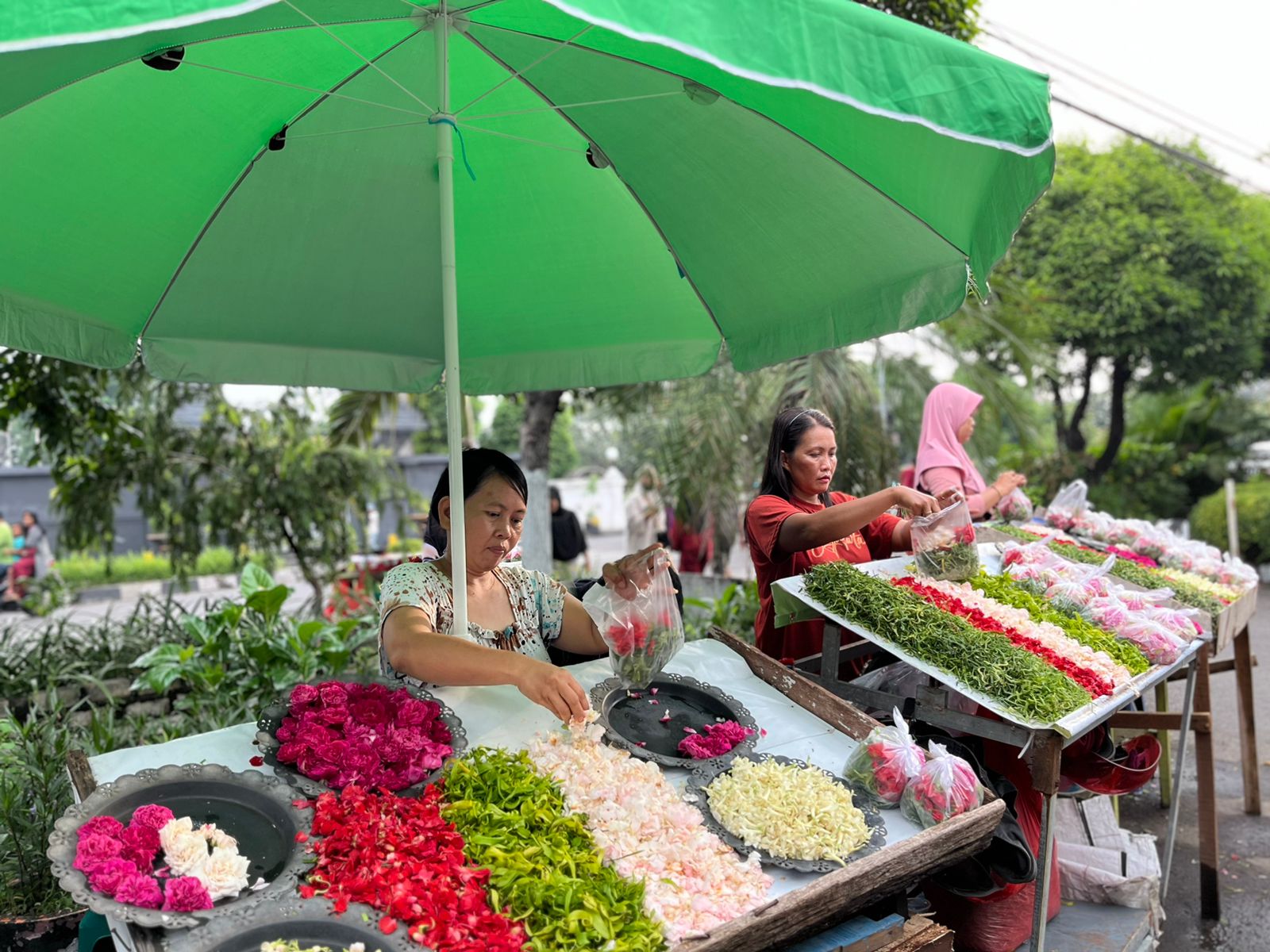 Sederet penjual bunga makam di Makam Ngagel Rejo Surabaya, Selasa (9/4/2024). Foto: Meilita suarasurabaya.net