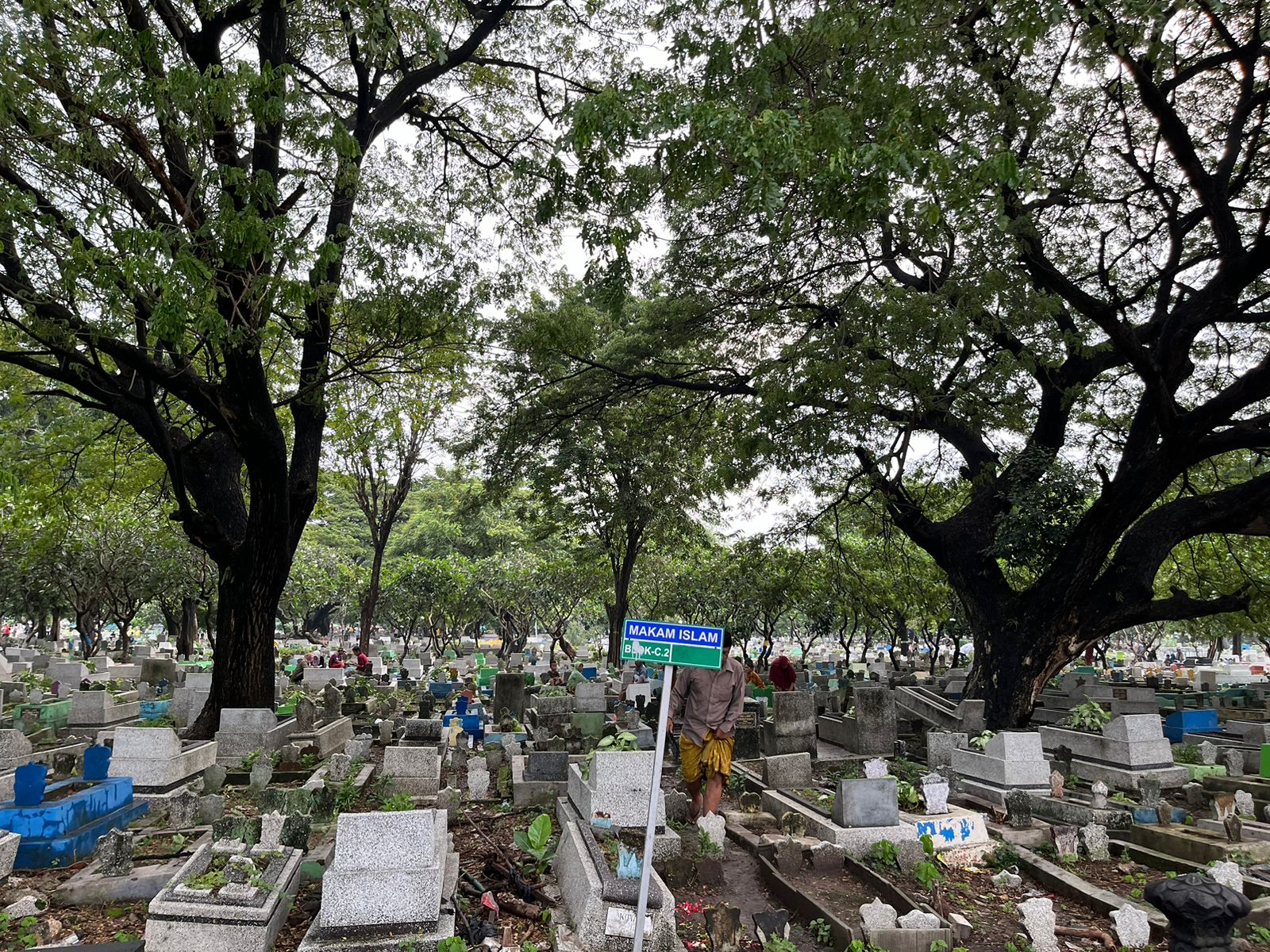 Ziarah makam di Makam Rangkah sepi menjelang malam takbir, Selasa (9/4/2024). Foto: Meilita suarasurabaya.net