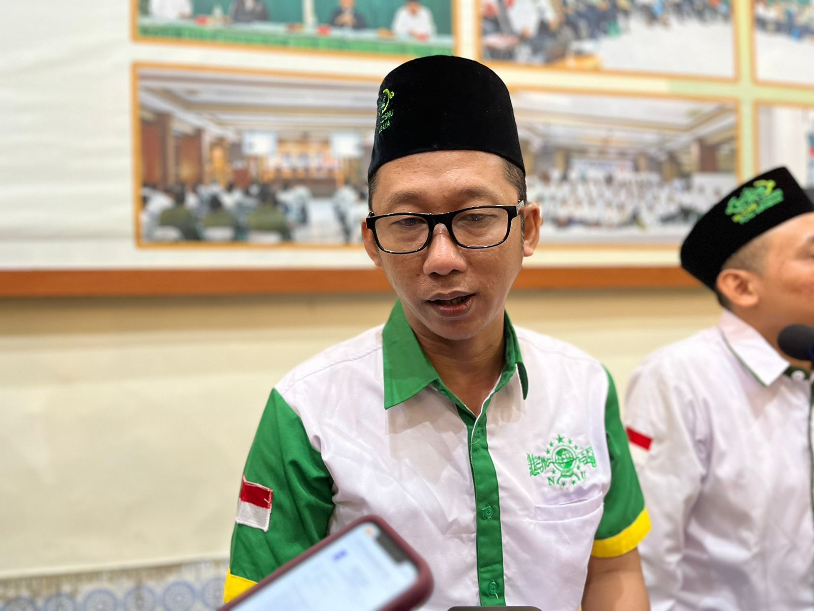 Moh. Mukhorojin Ketua Lazisnu Surabaya (berbicara menggunakan mic) saat konferensi pers di Kantor PCNU Kota Surabaya, Selasa (9/4/2024). Foto: Meilita suarasurabaya.net