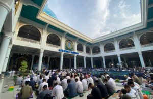 Ibadah Salat Id di Masjid Al Akbar Surabaya