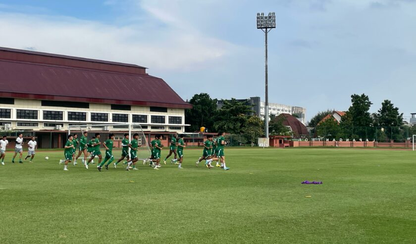 Para pemain Persebaya saat latihan di Lapangan Thor Surabaya, Jumat (12/4/2024). Foto: Firman magang suarasurabaya.net