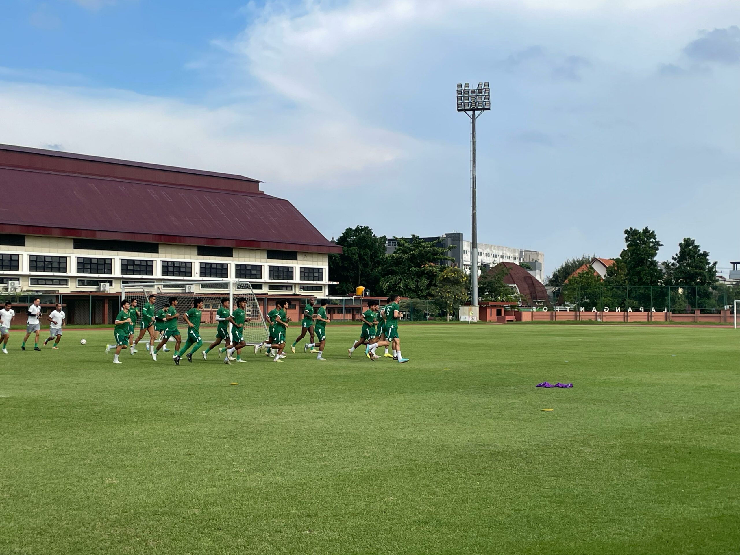 Para pemain Persebaya saat latihan di Lapangan Thor Surabaya, Jumat (12/4/2024). Foto: Firman magang suarasurabaya.net