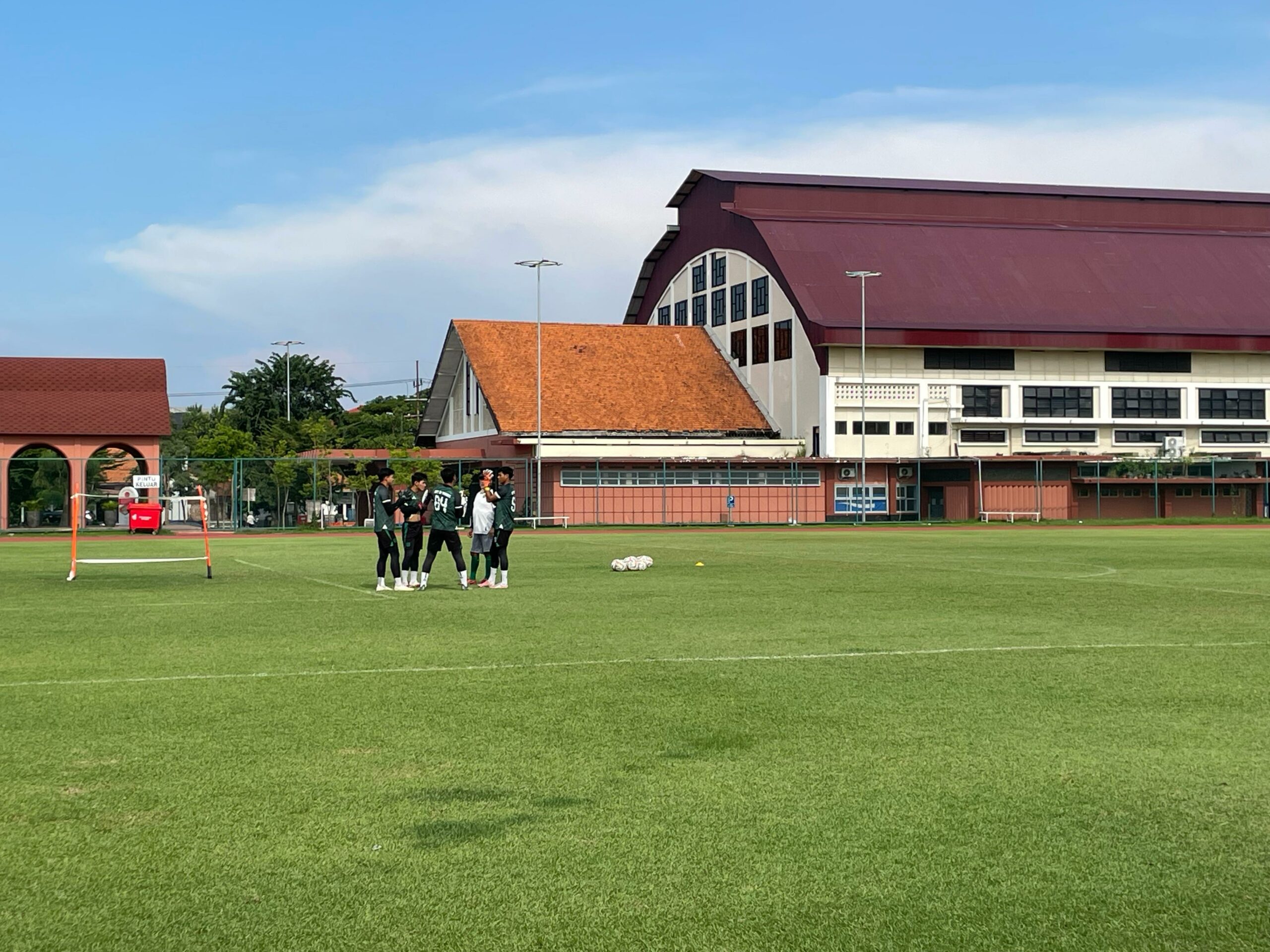 Kiper Persebaya saat pemanasan jelang latihan di Lapangan Thor Surabaya, Jumat (12/4/2024). Foto: Firman magang suarasurabaya.net