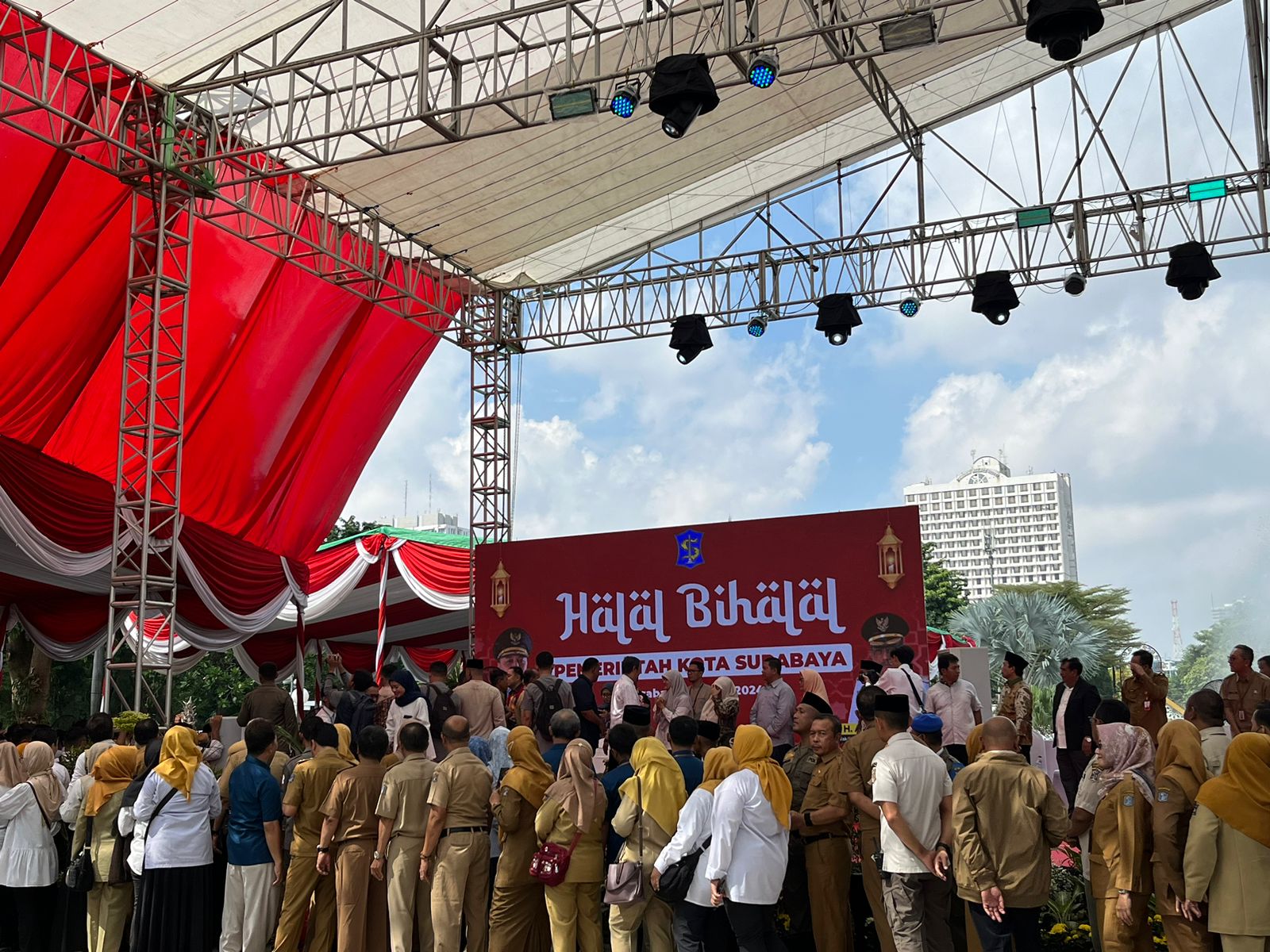 Ribuan ASN halalbihalal dengan jajaran Pemkot dan DPRD Surabaya, Selasa (16/4/2024). Foto: Meilita suarasurabaya.net