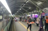 Sejumlah penumpang turun di Stasiun Gubeng Surabaya, Selasa (16/4/2024). Foto: Humas KAI Daop 8 Surabaya