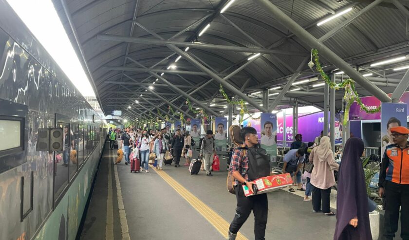 Sejumlah penumpang turun di Stasiun Gubeng Surabaya, Selasa (16/4/2024). Foto: Humas KAI Daop 8 Surabaya