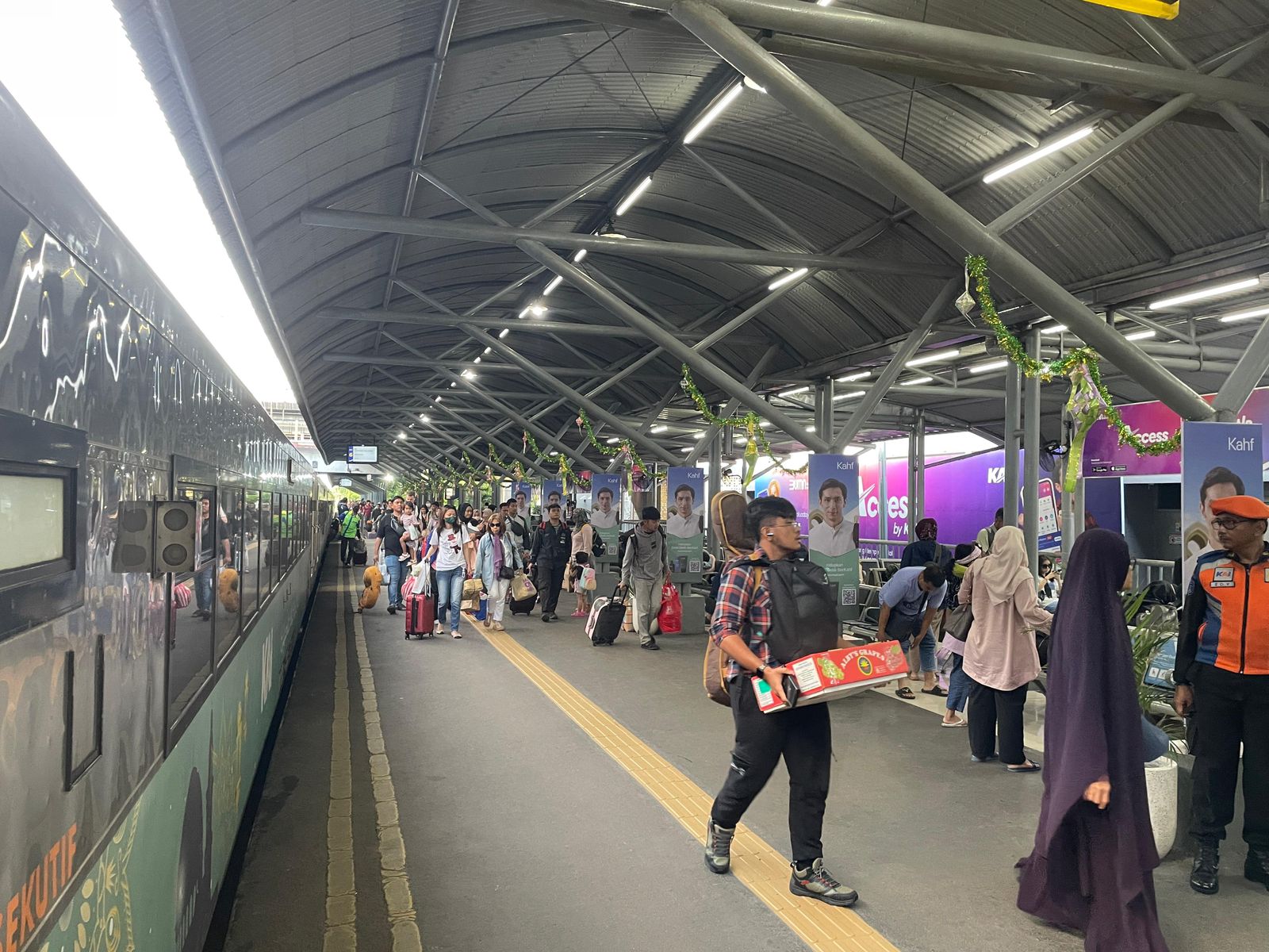 Sejumlah penumpang turun di Stasiun Gubeng Surabaya, Selasa (16/4/2024). Foto: Humas KAI Daop 8 Surabaya