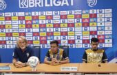 Jan Olde Riekerink (kiri) pelatih Dewa United bersama Ricky Kambuaya (kanan) pemain Dewa United dalam After Match Press Conference di Stadion Gelora Bung Tomo (GBT) Surabaya, Selasa (16/4/2024). Foto: Risky suarasurabaya.net