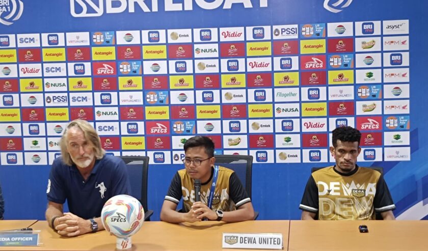 Jan Olde Riekerink (kiri) pelatih Dewa United bersama Ricky Kambuaya (kanan) pemain Dewa United dalam After Match Press Conference di Stadion Gelora Bung Tomo (GBT) Surabaya, Selasa (16/4/2024). Foto: Risky suarasurabaya.net