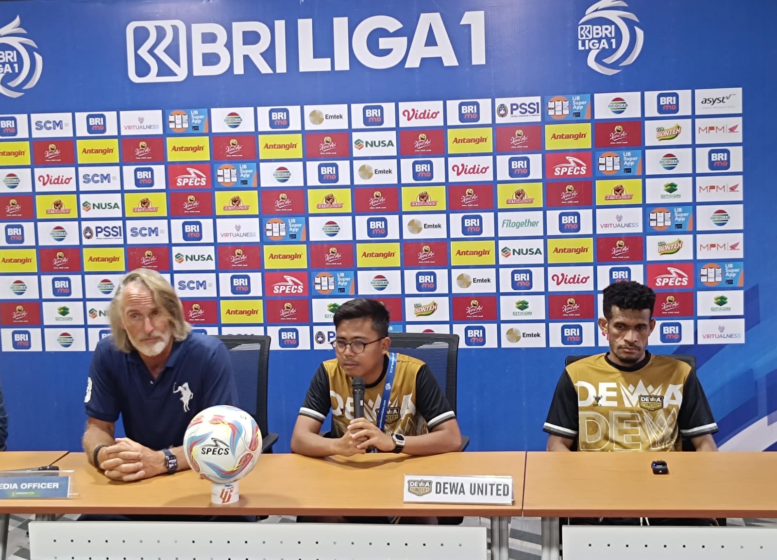 Jan Olde Riekerink (kiri) pelatih Dewa United bersama Ricky Kambuaya (kanan) pemain Dewa United dalam After Match Press Conference di Stadion Gelora Bung Tomo (GBT) Surabaya, Selasa (16/4/2024). Foto: Risky suarasurabaya.net